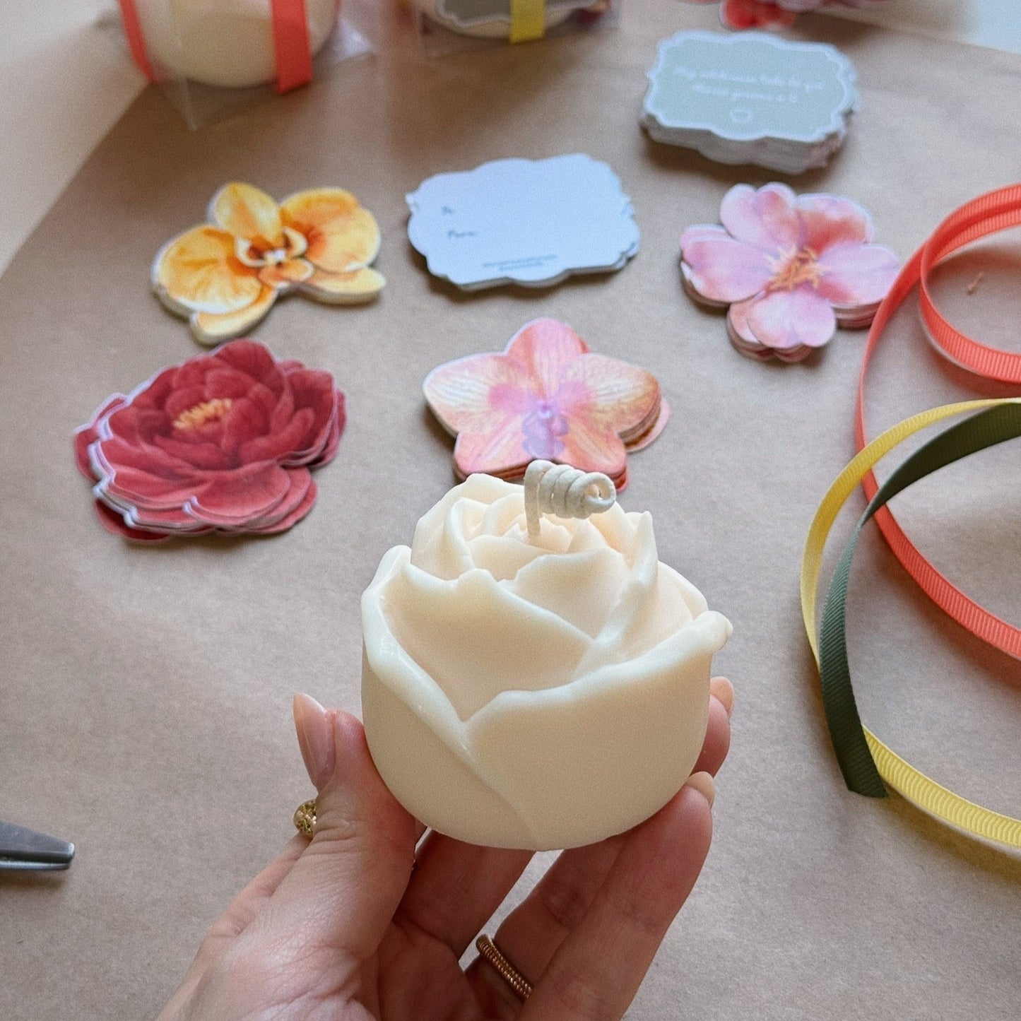 Blooming Rose Candle - Flores para celebrar el amor de mamá - Vela aromática de Rosa