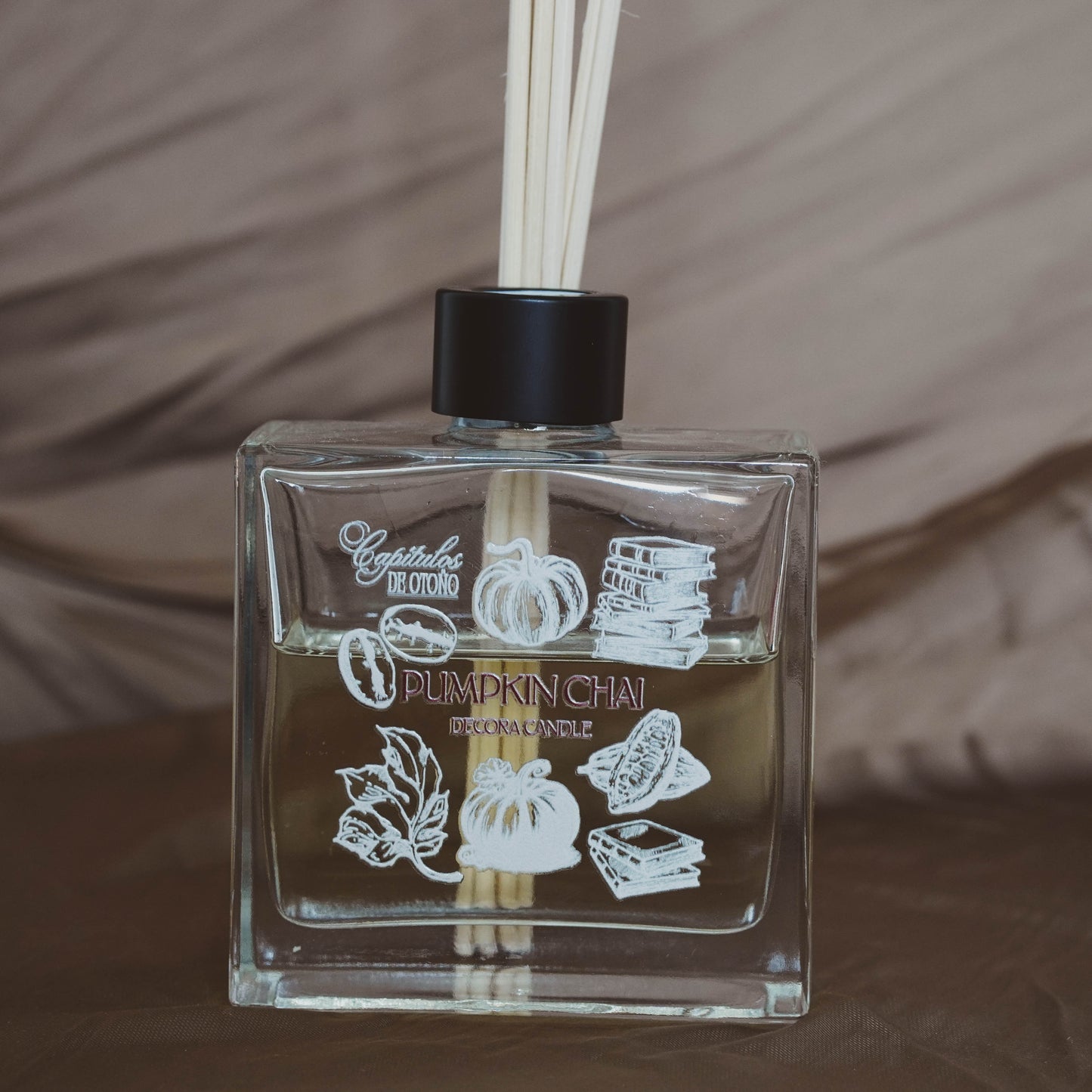 Pumpkin Chai – Vela Aromática, Difusor de Junco & Home Spray | Colección Capítulos de Otoño